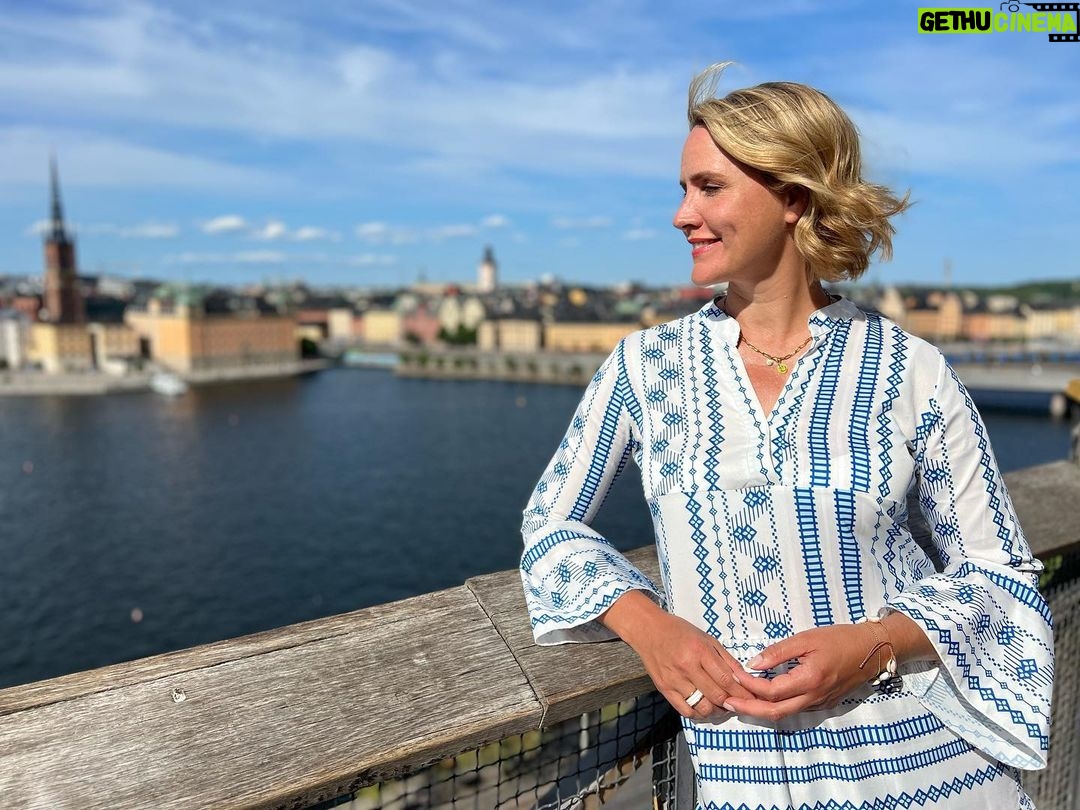 Judith Rakers - 15.5K Likes - Heute verreisen wir gemeinsam nach Schweden, wenn ihr mögt: es geht nach Stockholm und in die Schären, wo Natur und Wasser umwerfend schön sind. Und diese zauberhaft freundlichen Menschen überall…. Ich habe die ganze Zeit gedacht: hier würde ich auch gern leben. Um 20.15 Uhr gehts los - im NDR-Fernsehen. Bis gleich!! #wunderschön #stockholm #schären #schweden #reisereportage #neuefolge