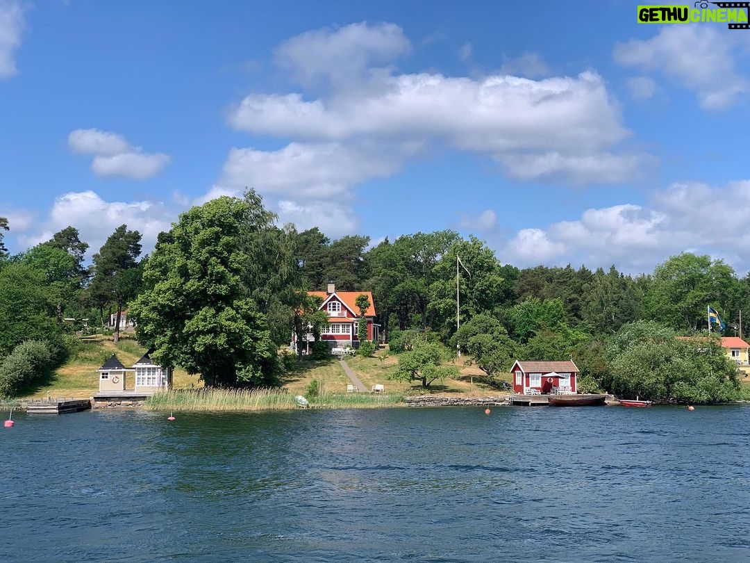 Judith Rakers - 15.5K Likes - Heute verreisen wir gemeinsam nach Schweden, wenn ihr mögt: es geht nach Stockholm und in die Schären, wo Natur und Wasser umwerfend schön sind. Und diese zauberhaft freundlichen Menschen überall…. Ich habe die ganze Zeit gedacht: hier würde ich auch gern leben. Um 20.15 Uhr gehts los - im NDR-Fernsehen. Bis gleich!! #wunderschön #stockholm #schären #schweden #reisereportage #neuefolge