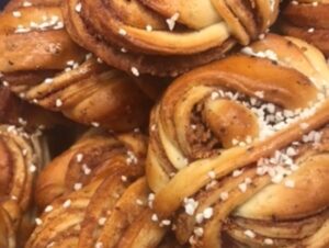 Judith Rakers Instagram - Heute verreisen wir gemeinsam nach Schweden, wenn ihr mögt: es geht nach Stockholm und in die Schären, wo Natur und Wasser umwerfend schön sind. Und diese zauberhaft freundlichen Menschen überall…. Ich habe die ganze Zeit gedacht: hier würde ich auch gern leben. Um 20.15 Uhr gehts los - im NDR-Fernsehen. Bis gleich!! #wunderschön #stockholm #schären #schweden #reisereportage #neuefolge