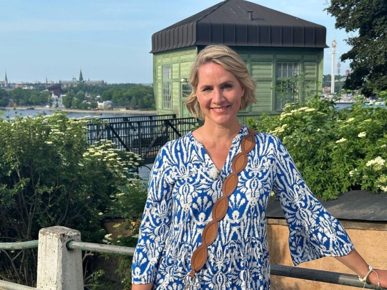 Judith Rakers Instagram - Heute verreisen wir gemeinsam nach Schweden, wenn ihr mögt: es geht nach Stockholm und in die Schären, wo Natur und Wasser umwerfend schön sind. Und diese zauberhaft freundlichen Menschen überall…. Ich habe die ganze Zeit gedacht: hier würde ich auch gern leben. Um 20.15 Uhr gehts los - im NDR-Fernsehen. Bis gleich!! #wunderschön #stockholm #schären #schweden #reisereportage #neuefolge