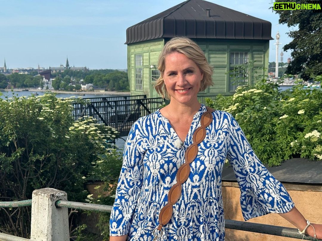 Judith Rakers - 15.5K Likes - Heute verreisen wir gemeinsam nach Schweden, wenn ihr mögt: es geht nach Stockholm und in die Schären, wo Natur und Wasser umwerfend schön sind. Und diese zauberhaft freundlichen Menschen überall…. Ich habe die ganze Zeit gedacht: hier würde ich auch gern leben. Um 20.15 Uhr gehts los - im NDR-Fernsehen. Bis gleich!! #wunderschön #stockholm #schären #schweden #reisereportage #neuefolge