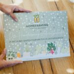 Judith Rakers Instagram - Unser neuer Adventskalender ist da: 24 mal ein Türchen öffnen und dann ein ganzes Jahr säen, ernten und genießen. 🥕🎄Und das beste ist: die Anzuchtschale zum Vorziehen eures Gemüses ist direkt mit dabei - voll kompostierbar und nachhaltig. Natürlich ist unser Bio-Saatgut samenfest - ihr könnt aus den Pflanzen immer wieder neues Saatgut gewinnen. Und die ganze Box ist recycelbar. 💚Wie es dazu gekommen ist? Vergangenes Jahr war ich auf einer großen Gartenmesse in Essen und habe nach genau so einem Produkt für euch gesucht - einem Kalender, bei dem man ganz klassisch Türchen öffnen kann und den ich günstiger anbieten kann als unseren Holzbox-Adventskalender (den es natürlich auch wieder gibt dieses Jahr - er war vergangenes Jahr schnell ausverkauft). Gefunden habe ich auf der Messe nur Adventskalender mit Plastikeinsätzen und das wollte ich nicht. Also habe ich nach einem Hersteller gesucht, der eine plastikfreie Alternative entwickeln kann und hier ist sie. Voll recycelbar. Im Adventskalender findet ihr nur Gemüse, bei dem die Anzucht auch Sinn macht - so dass ihr auch gleich wieder eine kleine Hilfestellung bekommt. Tipps zur Aussaat, Pflege und Ernte gibt es natürlich auch. 💚 Ich war im Frühling und Sommer viele Wochen mit diesem Projekt beschäftigt. Habe erst nach einem Hersteller für die Verpackung und die Anzuchtschale gesucht, dann habe ich mein Wunsch-Saatgut zusammengestellt und dabei auch die Herkunftsländer in den Blick genommen. Denn Bio-Saatgut funktioniert nicht so gut, wenn es unter völlig anderen klimatischen Bedingungen gewachsen ist. Es war also ein bisschen Arbeit nötig, um die beste Auswahl für euch in den Kalender packen zu können. Dann habe ich gemeinsam mit Niko aus unserem Redaktionsteam die Anbauanleitungen geschrieben. Dann mit unserer Grafikerin Inga die Gestaltung besprochen, danach getextet für die Tüten und die Box und jetzt ist der Adventskalender fertig. ❤️ Ihr könnt den Homefarming-Adventskalender ab sofort im Shop unter www.homefarming.de bestellen. Dort findet ihr auch alle weiteren Infos dazu. Ich hoffe sehr, er gefällt euch 💚. #homefarming #adventskalender #gemüseliebe #machsdirleckerzuhause *WerbungineigenerSache*
