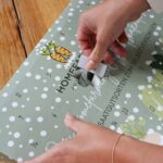 Judith Rakers Instagram - Unser neuer Adventskalender ist da: 24 mal ein Türchen öffnen und dann ein ganzes Jahr säen, ernten und genießen. 🥕🎄Und das beste ist: die Anzuchtschale zum Vorziehen eures Gemüses ist direkt mit dabei - voll kompostierbar und nachhaltig. Natürlich ist unser Bio-Saatgut samenfest - ihr könnt aus den Pflanzen immer wieder neues Saatgut gewinnen. Und die ganze Box ist recycelbar. 💚Wie es dazu gekommen ist? Vergangenes Jahr war ich auf einer großen Gartenmesse in Essen und habe nach genau so einem Produkt für euch gesucht - einem Kalender, bei dem man ganz klassisch Türchen öffnen kann und den ich günstiger anbieten kann als unseren Holzbox-Adventskalender (den es natürlich auch wieder gibt dieses Jahr - er war vergangenes Jahr schnell ausverkauft). Gefunden habe ich auf der Messe nur Adventskalender mit Plastikeinsätzen und das wollte ich nicht. Also habe ich nach einem Hersteller gesucht, der eine plastikfreie Alternative entwickeln kann und hier ist sie. Voll recycelbar. Im Adventskalender findet ihr nur Gemüse, bei dem die Anzucht auch Sinn macht - so dass ihr auch gleich wieder eine kleine Hilfestellung bekommt. Tipps zur Aussaat, Pflege und Ernte gibt es natürlich auch. 💚 Ich war im Frühling und Sommer viele Wochen mit diesem Projekt beschäftigt. Habe erst nach einem Hersteller für die Verpackung und die Anzuchtschale gesucht, dann habe ich mein Wunsch-Saatgut zusammengestellt und dabei auch die Herkunftsländer in den Blick genommen. Denn Bio-Saatgut funktioniert nicht so gut, wenn es unter völlig anderen klimatischen Bedingungen gewachsen ist. Es war also ein bisschen Arbeit nötig, um die beste Auswahl für euch in den Kalender packen zu können. Dann habe ich gemeinsam mit Niko aus unserem Redaktionsteam die Anbauanleitungen geschrieben. Dann mit unserer Grafikerin Inga die Gestaltung besprochen, danach getextet für die Tüten und die Box und jetzt ist der Adventskalender fertig. ❤️ Ihr könnt den Homefarming-Adventskalender ab sofort im Shop unter www.homefarming.de bestellen. Dort findet ihr auch alle weiteren Infos dazu. Ich hoffe sehr, er gefällt euch 💚. #homefarming #adventskalender #gemüseliebe #machsdirleckerzuhause *WerbungineigenerSache*