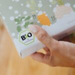 Judith Rakers Instagram - Unser neuer Adventskalender ist da: 24 mal ein Türchen öffnen und dann ein ganzes Jahr säen, ernten und genießen. 🥕🎄Und das beste ist: die Anzuchtschale zum Vorziehen eures Gemüses ist direkt mit dabei - voll kompostierbar und nachhaltig. Natürlich ist unser Bio-Saatgut samenfest - ihr könnt aus den Pflanzen immer wieder neues Saatgut gewinnen. Und die ganze Box ist recycelbar. 💚Wie es dazu gekommen ist? Vergangenes Jahr war ich auf einer großen Gartenmesse in Essen und habe nach genau so einem Produkt für euch gesucht - einem Kalender, bei dem man ganz klassisch Türchen öffnen kann und den ich günstiger anbieten kann als unseren Holzbox-Adventskalender (den es natürlich auch wieder gibt dieses Jahr - er war vergangenes Jahr schnell ausverkauft). Gefunden habe ich auf der Messe nur Adventskalender mit Plastikeinsätzen und das wollte ich nicht. Also habe ich nach einem Hersteller gesucht, der eine plastikfreie Alternative entwickeln kann und hier ist sie. Voll recycelbar. Im Adventskalender findet ihr nur Gemüse, bei dem die Anzucht auch Sinn macht - so dass ihr auch gleich wieder eine kleine Hilfestellung bekommt. Tipps zur Aussaat, Pflege und Ernte gibt es natürlich auch. 💚 Ich war im Frühling und Sommer viele Wochen mit diesem Projekt beschäftigt. Habe erst nach einem Hersteller für die Verpackung und die Anzuchtschale gesucht, dann habe ich mein Wunsch-Saatgut zusammengestellt und dabei auch die Herkunftsländer in den Blick genommen. Denn Bio-Saatgut funktioniert nicht so gut, wenn es unter völlig anderen klimatischen Bedingungen gewachsen ist. Es war also ein bisschen Arbeit nötig, um die beste Auswahl für euch in den Kalender packen zu können. Dann habe ich gemeinsam mit Niko aus unserem Redaktionsteam die Anbauanleitungen geschrieben. Dann mit unserer Grafikerin Inga die Gestaltung besprochen, danach getextet für die Tüten und die Box und jetzt ist der Adventskalender fertig. ❤️ Ihr könnt den Homefarming-Adventskalender ab sofort im Shop unter www.homefarming.de bestellen. Dort findet ihr auch alle weiteren Infos dazu. Ich hoffe sehr, er gefällt euch 💚. #homefarming #adventskalender #gemüseliebe #machsdirleckerzuhause *WerbungineigenerSache*