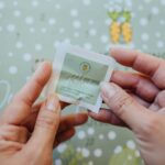 Judith Rakers Instagram - Unser neuer Adventskalender ist da: 24 mal ein Türchen öffnen und dann ein ganzes Jahr säen, ernten und genießen. 🥕🎄Und das beste ist: die Anzuchtschale zum Vorziehen eures Gemüses ist direkt mit dabei - voll kompostierbar und nachhaltig. Natürlich ist unser Bio-Saatgut samenfest - ihr könnt aus den Pflanzen immer wieder neues Saatgut gewinnen. Und die ganze Box ist recycelbar. 💚Wie es dazu gekommen ist? Vergangenes Jahr war ich auf einer großen Gartenmesse in Essen und habe nach genau so einem Produkt für euch gesucht - einem Kalender, bei dem man ganz klassisch Türchen öffnen kann und den ich günstiger anbieten kann als unseren Holzbox-Adventskalender (den es natürlich auch wieder gibt dieses Jahr - er war vergangenes Jahr schnell ausverkauft). Gefunden habe ich auf der Messe nur Adventskalender mit Plastikeinsätzen und das wollte ich nicht. Also habe ich nach einem Hersteller gesucht, der eine plastikfreie Alternative entwickeln kann und hier ist sie. Voll recycelbar. Im Adventskalender findet ihr nur Gemüse, bei dem die Anzucht auch Sinn macht - so dass ihr auch gleich wieder eine kleine Hilfestellung bekommt. Tipps zur Aussaat, Pflege und Ernte gibt es natürlich auch. 💚 Ich war im Frühling und Sommer viele Wochen mit diesem Projekt beschäftigt. Habe erst nach einem Hersteller für die Verpackung und die Anzuchtschale gesucht, dann habe ich mein Wunsch-Saatgut zusammengestellt und dabei auch die Herkunftsländer in den Blick genommen. Denn Bio-Saatgut funktioniert nicht so gut, wenn es unter völlig anderen klimatischen Bedingungen gewachsen ist. Es war also ein bisschen Arbeit nötig, um die beste Auswahl für euch in den Kalender packen zu können. Dann habe ich gemeinsam mit Niko aus unserem Redaktionsteam die Anbauanleitungen geschrieben. Dann mit unserer Grafikerin Inga die Gestaltung besprochen, danach getextet für die Tüten und die Box und jetzt ist der Adventskalender fertig. ❤️ Ihr könnt den Homefarming-Adventskalender ab sofort im Shop unter www.homefarming.de bestellen. Dort findet ihr auch alle weiteren Infos dazu. Ich hoffe sehr, er gefällt euch 💚. #homefarming #adventskalender #gemüseliebe #machsdirleckerzuhause *WerbungineigenerSache*