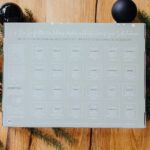Judith Rakers Instagram - Unser neuer Adventskalender ist da: 24 mal ein Türchen öffnen und dann ein ganzes Jahr säen, ernten und genießen. 🥕🎄Und das beste ist: die Anzuchtschale zum Vorziehen eures Gemüses ist direkt mit dabei - voll kompostierbar und nachhaltig. Natürlich ist unser Bio-Saatgut samenfest - ihr könnt aus den Pflanzen immer wieder neues Saatgut gewinnen. Und die ganze Box ist recycelbar. 💚Wie es dazu gekommen ist? Vergangenes Jahr war ich auf einer großen Gartenmesse in Essen und habe nach genau so einem Produkt für euch gesucht - einem Kalender, bei dem man ganz klassisch Türchen öffnen kann und den ich günstiger anbieten kann als unseren Holzbox-Adventskalender (den es natürlich auch wieder gibt dieses Jahr - er war vergangenes Jahr schnell ausverkauft). Gefunden habe ich auf der Messe nur Adventskalender mit Plastikeinsätzen und das wollte ich nicht. Also habe ich nach einem Hersteller gesucht, der eine plastikfreie Alternative entwickeln kann und hier ist sie. Voll recycelbar. Im Adventskalender findet ihr nur Gemüse, bei dem die Anzucht auch Sinn macht - so dass ihr auch gleich wieder eine kleine Hilfestellung bekommt. Tipps zur Aussaat, Pflege und Ernte gibt es natürlich auch. 💚 Ich war im Frühling und Sommer viele Wochen mit diesem Projekt beschäftigt. Habe erst nach einem Hersteller für die Verpackung und die Anzuchtschale gesucht, dann habe ich mein Wunsch-Saatgut zusammengestellt und dabei auch die Herkunftsländer in den Blick genommen. Denn Bio-Saatgut funktioniert nicht so gut, wenn es unter völlig anderen klimatischen Bedingungen gewachsen ist. Es war also ein bisschen Arbeit nötig, um die beste Auswahl für euch in den Kalender packen zu können. Dann habe ich gemeinsam mit Niko aus unserem Redaktionsteam die Anbauanleitungen geschrieben. Dann mit unserer Grafikerin Inga die Gestaltung besprochen, danach getextet für die Tüten und die Box und jetzt ist der Adventskalender fertig. ❤️ Ihr könnt den Homefarming-Adventskalender ab sofort im Shop unter www.homefarming.de bestellen. Dort findet ihr auch alle weiteren Infos dazu. Ich hoffe sehr, er gefällt euch 💚. #homefarming #adventskalender #gemüseliebe #machsdirleckerzuhause *WerbungineigenerSache*