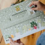 Judith Rakers Instagram - Unser neuer Adventskalender ist da: 24 mal ein Türchen öffnen und dann ein ganzes Jahr säen, ernten und genießen. 🥕🎄Und das beste ist: die Anzuchtschale zum Vorziehen eures Gemüses ist direkt mit dabei - voll kompostierbar und nachhaltig. Natürlich ist unser Bio-Saatgut samenfest - ihr könnt aus den Pflanzen immer wieder neues Saatgut gewinnen. Und die ganze Box ist recycelbar. 💚Wie es dazu gekommen ist? Vergangenes Jahr war ich auf einer großen Gartenmesse in Essen und habe nach genau so einem Produkt für euch gesucht - einem Kalender, bei dem man ganz klassisch Türchen öffnen kann und den ich günstiger anbieten kann als unseren Holzbox-Adventskalender (den es natürlich auch wieder gibt dieses Jahr - er war vergangenes Jahr schnell ausverkauft). Gefunden habe ich auf der Messe nur Adventskalender mit Plastikeinsätzen und das wollte ich nicht. Also habe ich nach einem Hersteller gesucht, der eine plastikfreie Alternative entwickeln kann und hier ist sie. Voll recycelbar. Im Adventskalender findet ihr nur Gemüse, bei dem die Anzucht auch Sinn macht - so dass ihr auch gleich wieder eine kleine Hilfestellung bekommt. Tipps zur Aussaat, Pflege und Ernte gibt es natürlich auch. 💚 Ich war im Frühling und Sommer viele Wochen mit diesem Projekt beschäftigt. Habe erst nach einem Hersteller für die Verpackung und die Anzuchtschale gesucht, dann habe ich mein Wunsch-Saatgut zusammengestellt und dabei auch die Herkunftsländer in den Blick genommen. Denn Bio-Saatgut funktioniert nicht so gut, wenn es unter völlig anderen klimatischen Bedingungen gewachsen ist. Es war also ein bisschen Arbeit nötig, um die beste Auswahl für euch in den Kalender packen zu können. Dann habe ich gemeinsam mit Niko aus unserem Redaktionsteam die Anbauanleitungen geschrieben. Dann mit unserer Grafikerin Inga die Gestaltung besprochen, danach getextet für die Tüten und die Box und jetzt ist der Adventskalender fertig. ❤️ Ihr könnt den Homefarming-Adventskalender ab sofort im Shop unter www.homefarming.de bestellen. Dort findet ihr auch alle weiteren Infos dazu. Ich hoffe sehr, er gefällt euch 💚. #homefarming #adventskalender #gemüseliebe #machsdirleckerzuhause *WerbungineigenerSache*