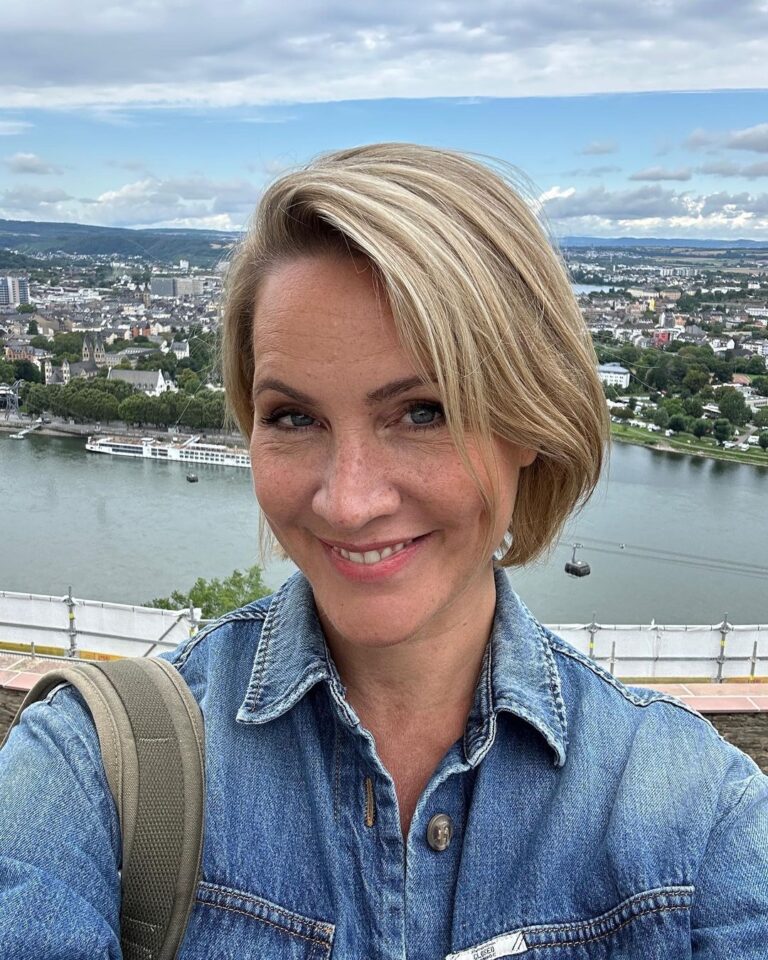 Judith Rakers Instagram - Hier in Koblenz bin ich gestartet und dann bin ich gewandert - am Rhein entlang bis nach Rüdesheim. Auf dem berühmten Rheinsteig. Meine erste Wanderreise überhaupt. Obwohl ich noch nicht mal gern spazieren gehe 😄. Wie das ausgegangen ist und was man bei so einer Wanderreise mitten in Deutschland alles erleben kann, das seht ihr Sonntag um 20.15 Uhr im NDR- und WDR-Fernsehen (gleichzeitig). Gewandert bin ich im August - die Folge ist also frrrreeessshhhh. (Im Gegensatz zu mir in diesen 90 Minuten Auf- und Abstieg 😂) #wunderschön #rheinsteig #wandern #hiking #UrlaubinDeutschland #reportage #reisereporterin #erstausstrahlung #WERBUNGUNBEZAHLT