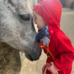 Judith Rakers Instagram – Ich hab ein Pferdemädchen zum Patenkind. Was bin ich froh!!! Wenn sie größer ist, galoppiere ich mit ihr wild über die Stoppelfelder, picknicke mit ihr im Stroh und lache mit ihr über die Pferdeschnute, die gerade Kohlensäuresprudel gespürt hat. Meine kleine, süße E. – du bist das tollste, kleine Pferdemädchen der Welt. Love you a lot (und deine Mama auch – und deinen Papa, der immer über Mädchenkram am Stall geschimpft hat und jetzt selbst rosa Bürsten kauft 😂 ) #grosseLiebe #Patenkind #Pferdemädchen #foreverlove