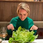 Judith Rakers Instagram - Mädelsabend in Hamburg und direkt eine Idee für zu Hause mitgenommen: ganzer grüner Salatkopf mit Buttermilch-Dressing. Bisschen schwierig zu essen, aber sehr lecker! Salat hab ich ja genug im Beet 😉… Im übrigen werde ich jetzt öfter einfach das bestellen, was zum Outfit passt 😅💚 #nightout #farmgirlgoestotown #rezeptidee #grillroyal #hamburg