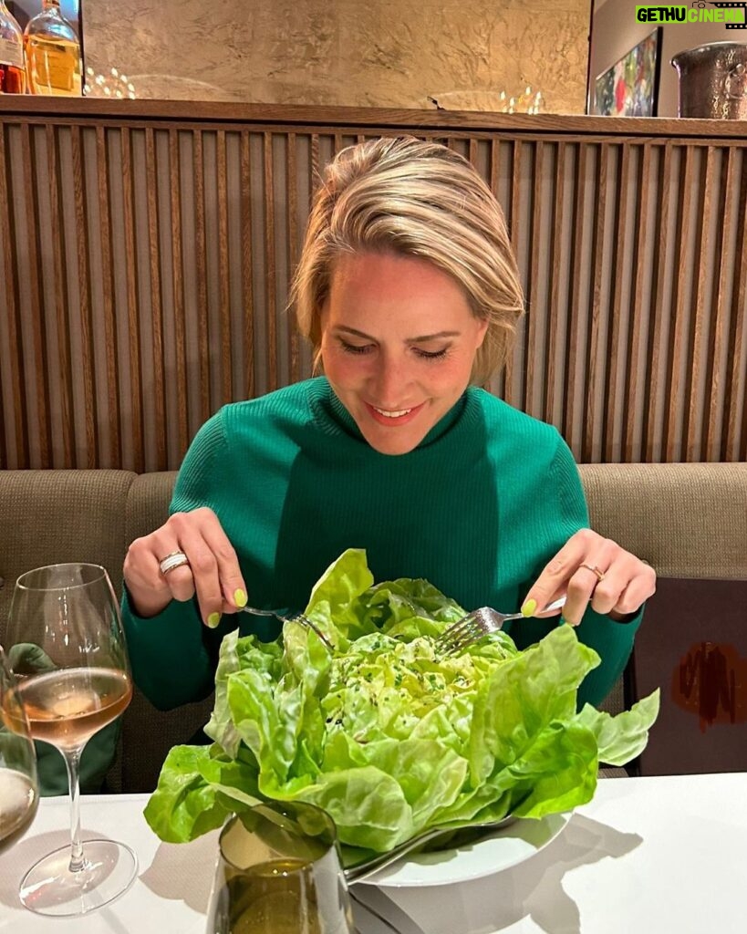 Judith Rakers Instagram - Mädelsabend in Hamburg und direkt eine Idee für zu Hause mitgenommen: ganzer grüner Salatkopf mit Buttermilch-Dressing. Bisschen schwierig zu essen, aber sehr lecker! Salat hab ich ja genug im Beet 😉… Im übrigen werde ich jetzt öfter einfach das bestellen, was zum Outfit passt 😅💚 #nightout #farmgirlgoestotown #rezeptidee #grillroyal #hamburg