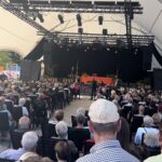 Judith Rakers Instagram - Das war ein wunderbarer Sonntag auf der Landesgartenschau in Höxter. Ich habe aus meinem Buch Homefarming gelesen und viele Fragen beantwortet und Bücher signiert. Die @landesgartenschau_hoexter_2023 hat ein bezauberndes, so freundliches Team und der Kuchen war köstlich! Danke Höxter, es war toll bei euch. 💚 #homefarming #lesung #danke