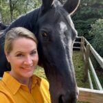 Judith Rakers Instagram - Selfies mit Sazou 🧡… #herzenspferd #sazoumeinmädchen #meinekleineFarm
