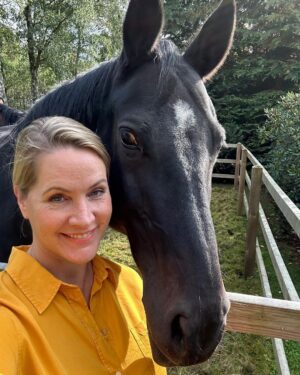 Judith Rakers Instagram - Selfies mit Sazou 🧡… #herzenspferd #sazoumeinmädchen #meinekleineFarm