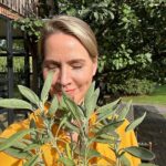 Judith Rakers Instagram - Wenn es doch bis zu euch duften könnte… der Salbei im Kräuterbeet ist einfach ein Fest für alle Sinne und hier kommt eine ganz schnelle und einfache Zubereitungsidee: Butter in der Pfanne schmelzen, Knoblauchzehe hineindrücken, Salbeiblätter dazugeben. Derweil Spaghetti al dente kochen. Zur Salbeibutter in die Pfanne tun, durchmischen, Salz und Pfeffer dazu, Parmesan hobeln und ab auf den Tisch mit der Pfanne (wir sind da handfest im Farmteam ;-) Sooo lecker. Ich kann meinen Farmengeln zwar keine Kantine bieten oder schicke Lunch-Restaurants in der Nachbarschaft, aber dafür einen leckeren Garten :-) #homefarming #farmteam #salbei #homegrownfood #machsdirleckerzuhause #leckerarbeiten