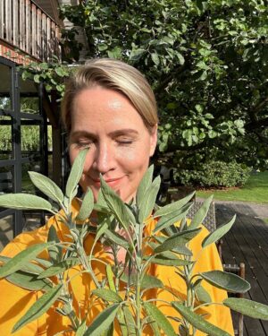 Judith Rakers Instagram - Wenn es doch bis zu euch duften könnte… der Salbei im Kräuterbeet ist einfach ein Fest für alle Sinne und hier kommt eine ganz schnelle und einfache Zubereitungsidee: Butter in der Pfanne schmelzen, Knoblauchzehe hineindrücken, Salbeiblätter dazugeben. Derweil Spaghetti al dente kochen. Zur Salbeibutter in die Pfanne tun, durchmischen, Salz und Pfeffer dazu, Parmesan hobeln  und ab auf den Tisch mit der Pfanne (wir sind da handfest im Farmteam ;-) Sooo lecker. Ich kann meinen Farmengeln zwar keine Kantine bieten oder schicke Lunch-Restaurants in der Nachbarschaft, aber dafür einen leckeren Garten :-) #homefarming #farmteam #salbei #homegrownfood #machsdirleckerzuhause #leckerarbeiten