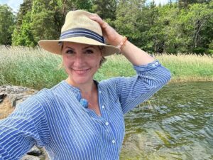 Judith Rakers Instagram - Heute verreisen wir gemeinsam nach Schweden, wenn ihr mögt: es geht nach Stockholm und in die Schären, wo Natur und Wasser umwerfend schön sind. Und diese zauberhaft freundlichen Menschen überall…. Ich habe die ganze Zeit gedacht: hier würde ich auch gern leben. Um 20.15 Uhr gehts los - im NDR-Fernsehen. Bis gleich!! #wunderschön #stockholm #schären #schweden #reisereportage #neuefolge