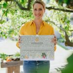 Judith Rakers Instagram - Unser neuer Adventskalender ist da: 24 mal ein Türchen öffnen und dann ein ganzes Jahr säen, ernten und genießen. 🥕🎄Und das beste ist: die Anzuchtschale zum Vorziehen eures Gemüses ist direkt mit dabei - voll kompostierbar und nachhaltig. Natürlich ist unser Bio-Saatgut samenfest - ihr könnt aus den Pflanzen immer wieder neues Saatgut gewinnen. Und die ganze Box ist recycelbar. 💚Wie es dazu gekommen ist? Vergangenes Jahr war ich auf einer großen Gartenmesse in Essen und habe nach genau so einem Produkt für euch gesucht - einem Kalender, bei dem man ganz klassisch Türchen öffnen kann und den ich günstiger anbieten kann als unseren Holzbox-Adventskalender (den es natürlich auch wieder gibt dieses Jahr - er war vergangenes Jahr schnell ausverkauft). Gefunden habe ich auf der Messe nur Adventskalender mit Plastikeinsätzen und das wollte ich nicht. Also habe ich nach einem Hersteller gesucht, der eine plastikfreie Alternative entwickeln kann und hier ist sie. Voll recycelbar. Im Adventskalender findet ihr nur Gemüse, bei dem die Anzucht auch Sinn macht - so dass ihr auch gleich wieder eine kleine Hilfestellung bekommt. Tipps zur Aussaat, Pflege und Ernte gibt es natürlich auch. 💚 Ich war im Frühling und Sommer viele Wochen mit diesem Projekt beschäftigt. Habe erst nach einem Hersteller für die Verpackung und die Anzuchtschale gesucht, dann habe ich mein Wunsch-Saatgut zusammengestellt und dabei auch die Herkunftsländer in den Blick genommen. Denn Bio-Saatgut funktioniert nicht so gut, wenn es unter völlig anderen klimatischen Bedingungen gewachsen ist. Es war also ein bisschen Arbeit nötig, um die beste Auswahl für euch in den Kalender packen zu können. Dann habe ich gemeinsam mit Niko aus unserem Redaktionsteam die Anbauanleitungen geschrieben. Dann mit unserer Grafikerin Inga die Gestaltung besprochen, danach getextet für die Tüten und die Box und jetzt ist der Adventskalender fertig. ❤️ Ihr könnt den Homefarming-Adventskalender ab sofort im Shop unter www.homefarming.de bestellen. Dort findet ihr auch alle weiteren Infos dazu. Ich hoffe sehr, er gefällt euch 💚. #homefarming #adventskalender #gemüseliebe #machsdirleckerzuhause *WerbungineigenerSache*