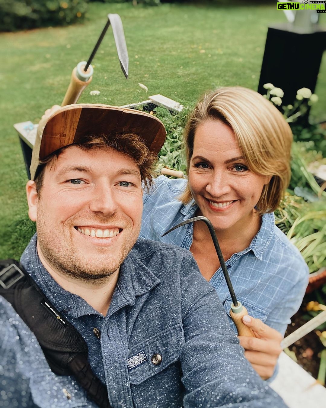 Judith Rakers Instagram - Heute Shooting mit dem wunderbaren @patricklipke für unsere Homefarming-Werkzeug-Kollektion. Er hat‘s überlebt 😂. Möchte sich zur Sicherheit vielleicht noch ein anderer Fotograf bewerben? 😂 #homefarming #bestesTeam #Fotoshooting #RoteBetealsModel @jukersmediaandmore
