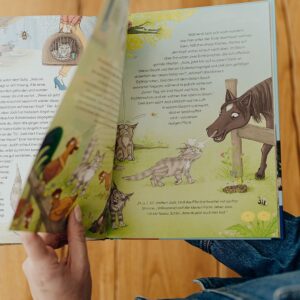Judith Rakers Instagram - Montag erscheint mein neues Buch 💚… Und ich bin so gespannt, wie ihr es findet. Zum ersten Mal habe ich für kleine Leserinnen und Leser geschrieben - über meine kleine Farm, die Tiere dort und über den Gemüseanbau. Es ist die Geschichte von meinem Kater Jack - wie er zu mir auf die Farm kam und hier alles entdeckte. Genauso wie ich, die ja auch erstmal viel lernen musste über den Gemüseanbau, die Hühner und den Garten. Ich wollte ein liebevolles Buch schreiben - voller Respekt für die Tiere und die Natur. Eine unterhaltsame Geschichte, bei der Kinder ganz viel lernen und entdecken können. @julia.weinmann hat meine Geschichte so wunderschön  illustriert, dass ich gar nicht glauben kann, was für ein schönes Buch hier entstanden ist. Wir haben das gesamte vergangene Jahr daran gearbeitet und jetzt ist es da 😍. Meine Güte, was für ein Gefühl. Ich weiß noch, wie ich das erste Wort in den Computer tippte… Und nun bin ich so gespannt, wie ihr Jacks Geschichte findet - ihr kennt ja alle Tiere schon von Instagram: Jack und Lotti, Pferd Sazou, Fohlen Charlie, Maulwurf Günter und die Chicken-Gang. Das Buch gibt es überall, wo es Bücher gibt (und in meinem Farmshop sogar mit Signatur). #Kinderbuch #Homefarming #judithskleineFarm #KaterJacksuchteinenFreund #JacktheSwiffer  #Sachbilderbuch #Natur #Garten