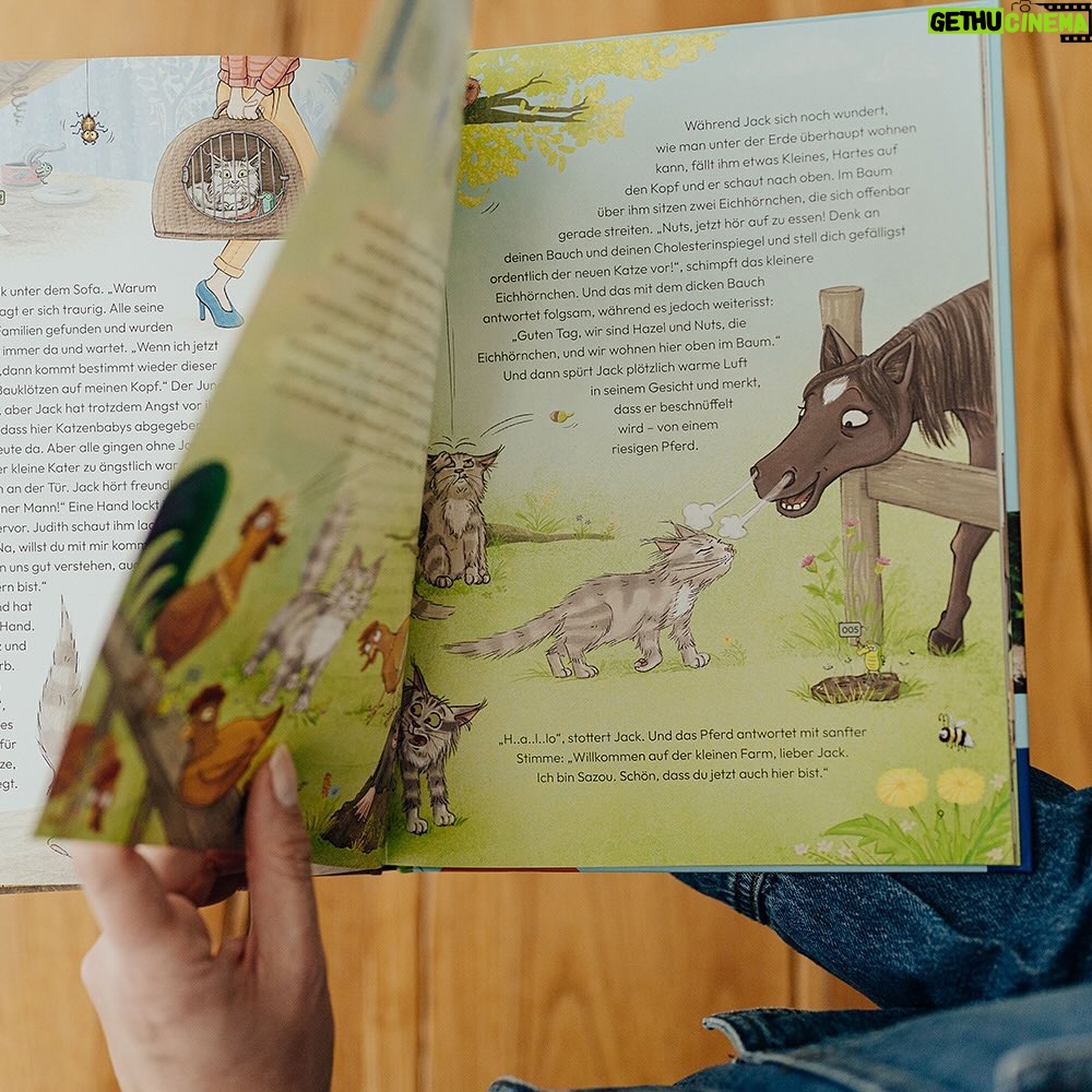 Judith Rakers Instagram - Montag erscheint mein neues Buch 💚… Und ich bin so gespannt, wie ihr es findet. Zum ersten Mal habe ich für kleine Leserinnen und Leser geschrieben - über meine kleine Farm, die Tiere dort und über den Gemüseanbau. Es ist die Geschichte von meinem Kater Jack - wie er zu mir auf die Farm kam und hier alles entdeckte. Genauso wie ich, die ja auch erstmal viel lernen musste über den Gemüseanbau, die Hühner und den Garten. Ich wollte ein liebevolles Buch schreiben - voller Respekt für die Tiere und die Natur. Eine unterhaltsame Geschichte, bei der Kinder ganz viel lernen und entdecken können. @julia.weinmann hat meine Geschichte so wunderschön illustriert, dass ich gar nicht glauben kann, was für ein schönes Buch hier entstanden ist. Wir haben das gesamte vergangene Jahr daran gearbeitet und jetzt ist es da 😍. Meine Güte, was für ein Gefühl. Ich weiß noch, wie ich das erste Wort in den Computer tippte… Und nun bin ich so gespannt, wie ihr Jacks Geschichte findet - ihr kennt ja alle Tiere schon von Instagram: Jack und Lotti, Pferd Sazou, Fohlen Charlie, Maulwurf Günter und die Chicken-Gang. Das Buch gibt es überall, wo es Bücher gibt (und in meinem Farmshop sogar mit Signatur). #Kinderbuch #Homefarming #judithskleineFarm #KaterJacksuchteinenFreund #JacktheSwiffer #Sachbilderbuch #Natur #Garten