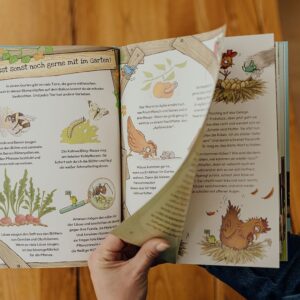 Judith Rakers Instagram - Montag erscheint mein neues Buch 💚… Und ich bin so gespannt, wie ihr es findet. Zum ersten Mal habe ich für kleine Leserinnen und Leser geschrieben - über meine kleine Farm, die Tiere dort und über den Gemüseanbau. Es ist die Geschichte von meinem Kater Jack - wie er zu mir auf die Farm kam und hier alles entdeckte. Genauso wie ich, die ja auch erstmal viel lernen musste über den Gemüseanbau, die Hühner und den Garten. Ich wollte ein liebevolles Buch schreiben - voller Respekt für die Tiere und die Natur. Eine unterhaltsame Geschichte, bei der Kinder ganz viel lernen und entdecken können. @julia.weinmann hat meine Geschichte so wunderschön  illustriert, dass ich gar nicht glauben kann, was für ein schönes Buch hier entstanden ist. Wir haben das gesamte vergangene Jahr daran gearbeitet und jetzt ist es da 😍. Meine Güte, was für ein Gefühl. Ich weiß noch, wie ich das erste Wort in den Computer tippte… Und nun bin ich so gespannt, wie ihr Jacks Geschichte findet - ihr kennt ja alle Tiere schon von Instagram: Jack und Lotti, Pferd Sazou, Fohlen Charlie, Maulwurf Günter und die Chicken-Gang. Das Buch gibt es überall, wo es Bücher gibt (und in meinem Farmshop sogar mit Signatur). #Kinderbuch #Homefarming #judithskleineFarm #KaterJacksuchteinenFreund #JacktheSwiffer  #Sachbilderbuch #Natur #Garten