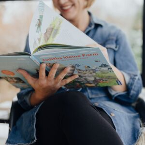 Judith Rakers Instagram - Montag erscheint mein neues Buch 💚… Und ich bin so gespannt, wie ihr es findet. Zum ersten Mal habe ich für kleine Leserinnen und Leser geschrieben - über meine kleine Farm, die Tiere dort und über den Gemüseanbau. Es ist die Geschichte von meinem Kater Jack - wie er zu mir auf die Farm kam und hier alles entdeckte. Genauso wie ich, die ja auch erstmal viel lernen musste über den Gemüseanbau, die Hühner und den Garten. Ich wollte ein liebevolles Buch schreiben - voller Respekt für die Tiere und die Natur. Eine unterhaltsame Geschichte, bei der Kinder ganz viel lernen und entdecken können. @julia.weinmann hat meine Geschichte so wunderschön  illustriert, dass ich gar nicht glauben kann, was für ein schönes Buch hier entstanden ist. Wir haben das gesamte vergangene Jahr daran gearbeitet und jetzt ist es da 😍. Meine Güte, was für ein Gefühl. Ich weiß noch, wie ich das erste Wort in den Computer tippte… Und nun bin ich so gespannt, wie ihr Jacks Geschichte findet - ihr kennt ja alle Tiere schon von Instagram: Jack und Lotti, Pferd Sazou, Fohlen Charlie, Maulwurf Günter und die Chicken-Gang. Das Buch gibt es überall, wo es Bücher gibt (und in meinem Farmshop sogar mit Signatur). #Kinderbuch #Homefarming #judithskleineFarm #KaterJacksuchteinenFreund #JacktheSwiffer  #Sachbilderbuch #Natur #Garten
