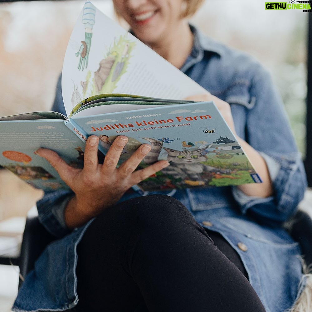 Judith Rakers Instagram - Montag erscheint mein neues Buch 💚… Und ich bin so gespannt, wie ihr es findet. Zum ersten Mal habe ich für kleine Leserinnen und Leser geschrieben - über meine kleine Farm, die Tiere dort und über den Gemüseanbau. Es ist die Geschichte von meinem Kater Jack - wie er zu mir auf die Farm kam und hier alles entdeckte. Genauso wie ich, die ja auch erstmal viel lernen musste über den Gemüseanbau, die Hühner und den Garten. Ich wollte ein liebevolles Buch schreiben - voller Respekt für die Tiere und die Natur. Eine unterhaltsame Geschichte, bei der Kinder ganz viel lernen und entdecken können. @julia.weinmann hat meine Geschichte so wunderschön illustriert, dass ich gar nicht glauben kann, was für ein schönes Buch hier entstanden ist. Wir haben das gesamte vergangene Jahr daran gearbeitet und jetzt ist es da 😍. Meine Güte, was für ein Gefühl. Ich weiß noch, wie ich das erste Wort in den Computer tippte… Und nun bin ich so gespannt, wie ihr Jacks Geschichte findet - ihr kennt ja alle Tiere schon von Instagram: Jack und Lotti, Pferd Sazou, Fohlen Charlie, Maulwurf Günter und die Chicken-Gang. Das Buch gibt es überall, wo es Bücher gibt (und in meinem Farmshop sogar mit Signatur). #Kinderbuch #Homefarming #judithskleineFarm #KaterJacksuchteinenFreund #JacktheSwiffer #Sachbilderbuch #Natur #Garten