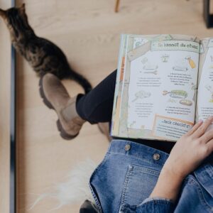 Judith Rakers Instagram - Montag erscheint mein neues Buch 💚… Und ich bin so gespannt, wie ihr es findet. Zum ersten Mal habe ich für kleine Leserinnen und Leser geschrieben - über meine kleine Farm, die Tiere dort und über den Gemüseanbau. Es ist die Geschichte von meinem Kater Jack - wie er zu mir auf die Farm kam und hier alles entdeckte. Genauso wie ich, die ja auch erstmal viel lernen musste über den Gemüseanbau, die Hühner und den Garten. Ich wollte ein liebevolles Buch schreiben - voller Respekt für die Tiere und die Natur. Eine unterhaltsame Geschichte, bei der Kinder ganz viel lernen und entdecken können. @julia.weinmann hat meine Geschichte so wunderschön  illustriert, dass ich gar nicht glauben kann, was für ein schönes Buch hier entstanden ist. Wir haben das gesamte vergangene Jahr daran gearbeitet und jetzt ist es da 😍. Meine Güte, was für ein Gefühl. Ich weiß noch, wie ich das erste Wort in den Computer tippte… Und nun bin ich so gespannt, wie ihr Jacks Geschichte findet - ihr kennt ja alle Tiere schon von Instagram: Jack und Lotti, Pferd Sazou, Fohlen Charlie, Maulwurf Günter und die Chicken-Gang. Das Buch gibt es überall, wo es Bücher gibt (und in meinem Farmshop sogar mit Signatur). #Kinderbuch #Homefarming #judithskleineFarm #KaterJacksuchteinenFreund #JacktheSwiffer  #Sachbilderbuch #Natur #Garten