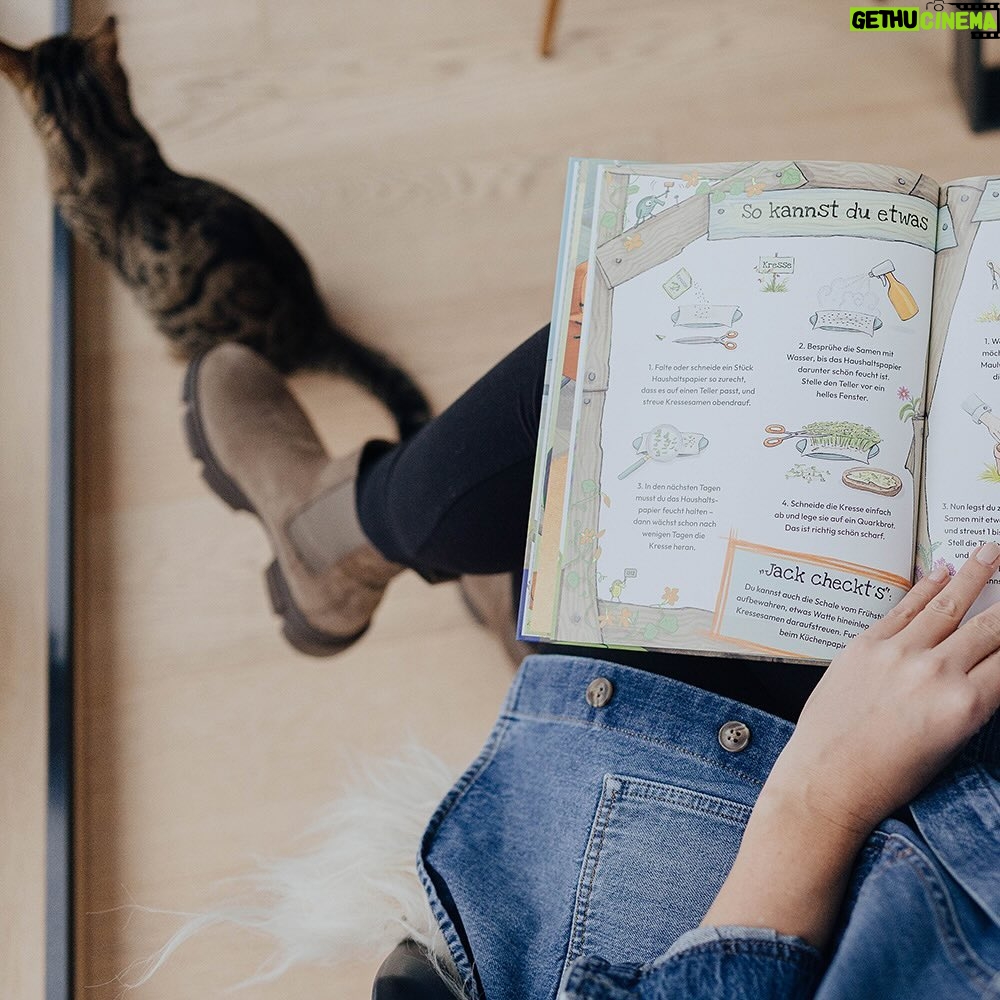 Judith Rakers - 19.9K Likes - Montag erscheint mein neues Buch 💚… Und ich bin so gespannt, wie ihr es findet. Zum ersten Mal habe ich für kleine Leserinnen und Leser geschrieben - über meine kleine Farm, die Tiere dort und über den Gemüseanbau. Es ist die Geschichte von meinem Kater Jack - wie er zu mir auf die Farm kam und hier alles entdeckte. Genauso wie ich, die ja auch erstmal viel lernen musste über den Gemüseanbau, die Hühner und den Garten. Ich wollte ein liebevolles Buch schreiben - voller Respekt für die Tiere und die Natur. Eine unterhaltsame Geschichte, bei der Kinder ganz viel lernen und entdecken können. @julia.weinmann hat meine Geschichte so wunderschön illustriert, dass ich gar nicht glauben kann, was für ein schönes Buch hier entstanden ist. Wir haben das gesamte vergangene Jahr daran gearbeitet und jetzt ist es da 😍. Meine Güte, was für ein Gefühl. Ich weiß noch, wie ich das erste Wort in den Computer tippte… Und nun bin ich so gespannt, wie ihr Jacks Geschichte findet - ihr kennt ja alle Tiere schon von Instagram: Jack und Lotti, Pferd Sazou, Fohlen Charlie, Maulwurf Günter und die Chicken-Gang. Das Buch gibt es überall, wo es Bücher gibt (und in meinem Farmshop sogar mit Signatur). #Kinderbuch #Homefarming #judithskleineFarm #KaterJacksuchteinenFreund #JacktheSwiffer #Sachbilderbuch #Natur #Garten