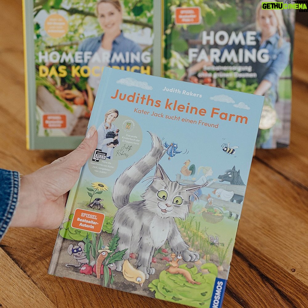 Judith Rakers Instagram - Montag erscheint mein neues Buch 💚… Und ich bin so gespannt, wie ihr es findet. Zum ersten Mal habe ich für kleine Leserinnen und Leser geschrieben - über meine kleine Farm, die Tiere dort und über den Gemüseanbau. Es ist die Geschichte von meinem Kater Jack - wie er zu mir auf die Farm kam und hier alles entdeckte. Genauso wie ich, die ja auch erstmal viel lernen musste über den Gemüseanbau, die Hühner und den Garten. Ich wollte ein liebevolles Buch schreiben - voller Respekt für die Tiere und die Natur. Eine unterhaltsame Geschichte, bei der Kinder ganz viel lernen und entdecken können. @julia.weinmann hat meine Geschichte so wunderschön illustriert, dass ich gar nicht glauben kann, was für ein schönes Buch hier entstanden ist. Wir haben das gesamte vergangene Jahr daran gearbeitet und jetzt ist es da 😍. Meine Güte, was für ein Gefühl. Ich weiß noch, wie ich das erste Wort in den Computer tippte… Und nun bin ich so gespannt, wie ihr Jacks Geschichte findet - ihr kennt ja alle Tiere schon von Instagram: Jack und Lotti, Pferd Sazou, Fohlen Charlie, Maulwurf Günter und die Chicken-Gang. Das Buch gibt es überall, wo es Bücher gibt (und in meinem Farmshop sogar mit Signatur). #Kinderbuch #Homefarming #judithskleineFarm #KaterJacksuchteinenFreund #JacktheSwiffer #Sachbilderbuch #Natur #Garten