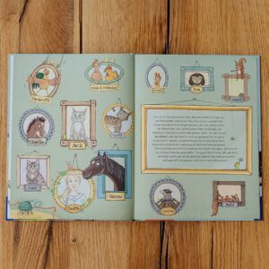 Judith Rakers Instagram - Montag erscheint mein neues Buch 💚… Und ich bin so gespannt, wie ihr es findet. Zum ersten Mal habe ich für kleine Leserinnen und Leser geschrieben - über meine kleine Farm, die Tiere dort und über den Gemüseanbau. Es ist die Geschichte von meinem Kater Jack - wie er zu mir auf die Farm kam und hier alles entdeckte. Genauso wie ich, die ja auch erstmal viel lernen musste über den Gemüseanbau, die Hühner und den Garten. Ich wollte ein liebevolles Buch schreiben - voller Respekt für die Tiere und die Natur. Eine unterhaltsame Geschichte, bei der Kinder ganz viel lernen und entdecken können. @julia.weinmann hat meine Geschichte so wunderschön  illustriert, dass ich gar nicht glauben kann, was für ein schönes Buch hier entstanden ist. Wir haben das gesamte vergangene Jahr daran gearbeitet und jetzt ist es da 😍. Meine Güte, was für ein Gefühl. Ich weiß noch, wie ich das erste Wort in den Computer tippte… Und nun bin ich so gespannt, wie ihr Jacks Geschichte findet - ihr kennt ja alle Tiere schon von Instagram: Jack und Lotti, Pferd Sazou, Fohlen Charlie, Maulwurf Günter und die Chicken-Gang. Das Buch gibt es überall, wo es Bücher gibt (und in meinem Farmshop sogar mit Signatur). #Kinderbuch #Homefarming #judithskleineFarm #KaterJacksuchteinenFreund #JacktheSwiffer  #Sachbilderbuch #Natur #Garten
