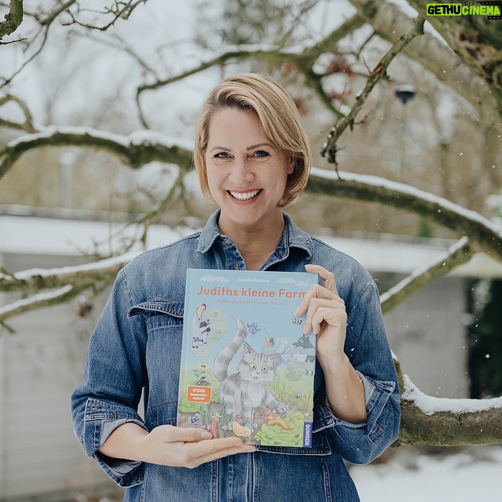 Judith Rakers Instagram - Montag erscheint mein neues Buch 💚… Und ich bin so gespannt, wie ihr es findet. Zum ersten Mal habe ich für kleine Leserinnen und Leser geschrieben - über meine kleine Farm, die Tiere dort und über den Gemüseanbau. Es ist die Geschichte von meinem Kater Jack - wie er zu mir auf die Farm kam und hier alles entdeckte. Genauso wie ich, die ja auch erstmal viel lernen musste über den Gemüseanbau, die Hühner und den Garten. Ich wollte ein liebevolles Buch schreiben - voller Respekt für die Tiere und die Natur. Eine unterhaltsame Geschichte, bei der Kinder ganz viel lernen und entdecken können. @julia.weinmann hat meine Geschichte so wunderschön illustriert, dass ich gar nicht glauben kann, was für ein schönes Buch hier entstanden ist. Wir haben das gesamte vergangene Jahr daran gearbeitet und jetzt ist es da 😍. Meine Güte, was für ein Gefühl. Ich weiß noch, wie ich das erste Wort in den Computer tippte… Und nun bin ich so gespannt, wie ihr Jacks Geschichte findet - ihr kennt ja alle Tiere schon von Instagram: Jack und Lotti, Pferd Sazou, Fohlen Charlie, Maulwurf Günter und die Chicken-Gang. Das Buch gibt es überall, wo es Bücher gibt (und in meinem Farmshop sogar mit Signatur). #Kinderbuch #Homefarming #judithskleineFarm #KaterJacksuchteinenFreund #JacktheSwiffer #Sachbilderbuch #Natur #Garten