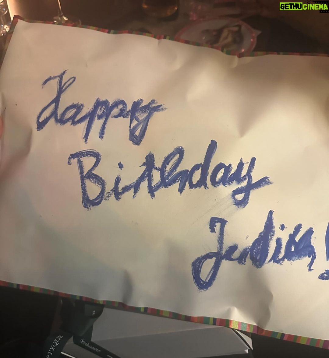 Judith Rakers - 32.2K Likes - Hätte mir mit 37 Jahren jemand gesagt, dass ich mit 47 selbst angebautes Gemüse ernten würde und dabei so glücklich gucke - ich hätte ihn für verrückt erklärt. „Cheers“ zum Leben, das immer wieder Überraschungen bereit hält, neue Träume und Herausforderungen. Cheers to 48 🥂 - auf neue Abenteuer 🥂 #geburtstagskind