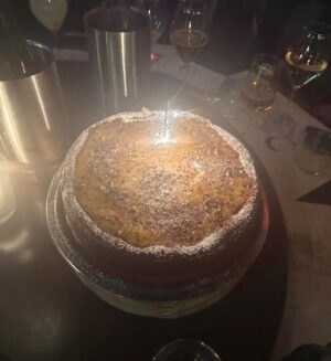 Judith Rakers Instagram - Hätte mir mit 37 Jahren jemand gesagt, dass ich mit 47 selbst angebautes Gemüse ernten würde und dabei so glücklich gucke - ich hätte ihn für verrückt erklärt. „Cheers“ zum Leben, das immer wieder Überraschungen bereit hält, neue Träume und Herausforderungen. Cheers to 48 🥂 - auf neue Abenteuer 🥂 #geburtstagskind