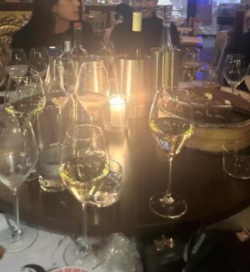 Judith Rakers Instagram - Hätte mir mit 37 Jahren jemand gesagt, dass ich mit 47 selbst angebautes Gemüse ernten würde und dabei so glücklich gucke - ich hätte ihn für verrückt erklärt. „Cheers“ zum Leben, das immer wieder Überraschungen bereit hält, neue Träume und Herausforderungen. Cheers to 48 🥂 - auf neue Abenteuer 🥂 #geburtstagskind