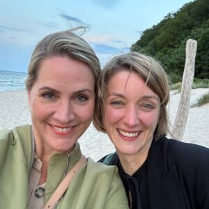 Judith Rakers Instagram - Ihr Lieben, was für ein Jahr! 2023 hat uns so viele schlechte Nachrichten gebracht, aber hier in unserer Homefarming-Community haben wir auch so viel Gutes und Schönes geteilt – und darüber möchte ich mich mit euch jetzt einmal freuen dürfen! Auf den Fotos seht ihr das Farmteam - die Aufnahmen sind im Sommer bei unserem Team-Ausflug nach Rügen entstanden. Happy Faces! Weil wir gerne zusammenarbeiten, das Magazin für euch gestalten, den Shop bestücken und neue Ideen schmieden. Das Team ist eigentlich sogar noch größer, denn auf den Fotos seht ihr nur die Farmengel, die tatsächlich fast täglich dabei sind - auf der kleinen Farm zwischen Hühnern und Katzen-Flausch. Unsere Autoren und Autorinnen, unsere Grafiker, Systembetreuer, Fotograf Patrick und alle, die sonst noch Anteil haben an WWW.HOMEFARMING.DE arbeiten aus ihren Homeoffices und eigenen Büros remote zu. 2024 werden auch sie hoffentlich mitkommen nach Rügen, damit wir auch mal außerhalb der Projekte Zeit miteinander verbringen können. Es war verrückt dieses Jahr: ich habe mein Kochbuch und zwei Gartenkalender veröffentlicht und unser Farmshop ist gewachsen. Parallel habe ich an drei neuen Ideen für 2024 gearbeitet: ich habe ein Kinderbuch geschrieben, einen Experimentierkasten für kleine Entdecker konzipiert und ein Brettspiel für die ganze Familie. Damit man sich das Homefarming-Wissen auch spielerisch draufschaffen kann. Es war ein kreatives Jahr, das mich manchmal auch an meine Grenzen gebracht hat - weil einfach so viel zu tun war und ich in jeder freien Minute an meinen Büchern und Texten geschrieben habe. Wenn ihr mehr erfahren möchtet, dann lest gerne meinen persönlichen Jahresrückblick im Homefarming-Magazin (www.homefarming.de). Ich möchte aber auch hier auf Insta unbedingt DANKE sagen - dafür dass ihr meine Begeisterung für den Gemüseanbau, Federfreunde im Garten, Natur und Tiere teilt. Ich bekomme so viele Nachrichten von euch. Das beflügelt und motiviert nicht nur mich, sondern das ganze Farmteam. Ich wünsche euch einen guten Rutsch ins neue Jahr und hoffe, dass wir euch auch 2024 mit Tipps, Ideen und Postings begleiten dürfen. Eure Judith! Und jetzt: #gutenrutsch