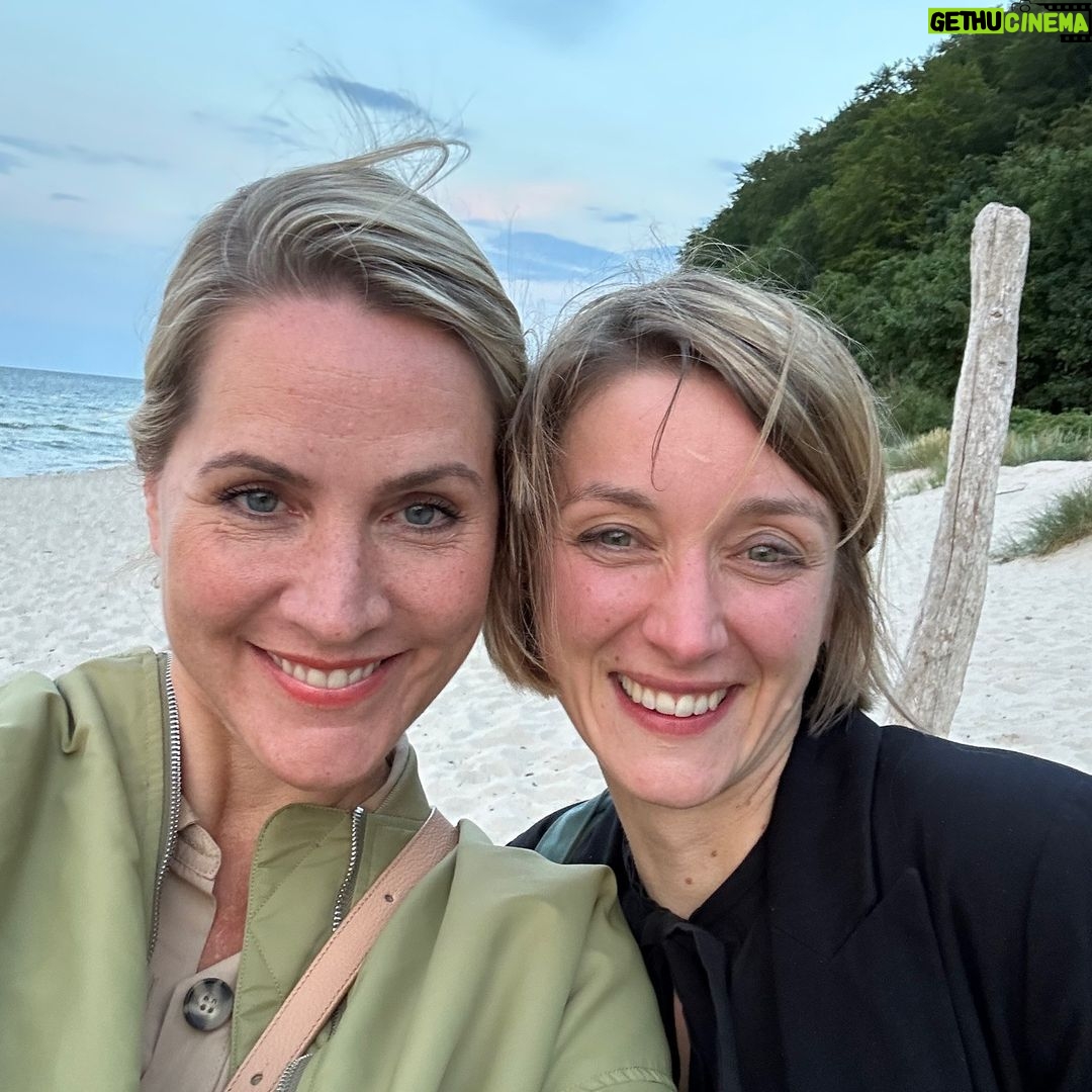 Judith Rakers - 15K Likes - Ihr Lieben, was für ein Jahr! 2023 hat uns so viele schlechte Nachrichten gebracht, aber hier in unserer Homefarming-Community haben wir auch so viel Gutes und Schönes geteilt – und darüber möchte ich mich mit euch jetzt einmal freuen dürfen! Auf den Fotos seht ihr das Farmteam - die Aufnahmen sind im Sommer bei unserem Team-Ausflug nach Rügen entstanden. Happy Faces! Weil wir gerne zusammenarbeiten, das Magazin für euch gestalten, den Shop bestücken und neue Ideen schmieden. Das Team ist eigentlich sogar noch größer, denn auf den Fotos seht ihr nur die Farmengel, die tatsächlich fast täglich dabei sind - auf der kleinen Farm zwischen Hühnern und Katzen-Flausch. Unsere Autoren und Autorinnen, unsere Grafiker, Systembetreuer, Fotograf Patrick und alle, die sonst noch Anteil haben an WWW.HOMEFARMING.DE arbeiten aus ihren Homeoffices und eigenen Büros remote zu. 2024 werden auch sie hoffentlich mitkommen nach Rügen, damit wir auch mal außerhalb der Projekte Zeit miteinander verbringen können. Es war verrückt dieses Jahr: ich habe mein Kochbuch und zwei Gartenkalender veröffentlicht und unser Farmshop ist gewachsen. Parallel habe ich an drei neuen Ideen für 2024 gearbeitet: ich habe ein Kinderbuch geschrieben, einen Experimentierkasten für kleine Entdecker konzipiert und ein Brettspiel für die ganze Familie. Damit man sich das Homefarming-Wissen auch spielerisch draufschaffen kann. Es war ein kreatives Jahr, das mich manchmal auch an meine Grenzen gebracht hat - weil einfach so viel zu tun war und ich in jeder freien Minute an meinen Büchern und Texten geschrieben habe. Wenn ihr mehr erfahren möchtet, dann lest gerne meinen persönlichen Jahresrückblick im Homefarming-Magazin (www.homefarming.de). Ich möchte aber auch hier auf Insta unbedingt DANKE sagen - dafür dass ihr meine Begeisterung für den Gemüseanbau, Federfreunde im Garten, Natur und Tiere teilt. Ich bekomme so viele Nachrichten von euch. Das beflügelt und motiviert nicht nur mich, sondern das ganze Farmteam. Ich wünsche euch einen guten Rutsch ins neue Jahr und hoffe, dass wir euch auch 2024 mit Tipps, Ideen und Postings begleiten dürfen. Eure Judith! Und jetzt: #gutenrutsch