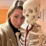 Judith Rakers Instagram – Es war hart in den letzten zwei Wochen. Vor allem, als mein Vater (Physiotherapeut) mir an diesem Skelett (!!) erklärt hat, wo der Nerv in der Halswirbelsäule eingeklemmt ist und warum die Blockade sich nicht lösen lässt…. Alles entstanden durch Fehlhaltung am Schreibtisch und zu wenig sportlichen Ausgleich. Am Ende konnte nur die Nervenwurzelspritze in der Radiologie helfen. Aber sie hat geholfen: seit Montag bin ich schmerzfrei 🎉 und versuche, zwei Wochen ohne Schlaf (weil es einfach so weh tat) aufzuholen. Am Samstag bin ich wieder auf Sendung, mit geradem Hals und Rücken. ;-) Ich werde nächstes Jahr mehr Zeit für Sport einplanen und besser auf meinen Körper hören. Das hab ich mir fest vorgenommen! Wer macht mit? Hands up! Falls ihr sie hochkriegt :-) #schmerzfrei #endlich