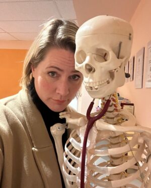 Judith Rakers Instagram - Es war hart in den letzten zwei Wochen. Vor allem, als mein Vater (Physiotherapeut) mir an diesem Skelett (!!) erklärt hat, wo der Nerv in der Halswirbelsäule eingeklemmt ist und warum die Blockade sich nicht lösen lässt…. Alles entstanden durch Fehlhaltung am Schreibtisch und zu wenig sportlichen Ausgleich. Am Ende konnte nur die Nervenwurzelspritze in der Radiologie helfen. Aber sie hat geholfen: seit Montag bin ich schmerzfrei 🎉 und versuche, zwei Wochen ohne Schlaf (weil es einfach so weh tat) aufzuholen. Am Samstag bin ich wieder auf Sendung, mit geradem Hals und Rücken. ;-) Ich werde nächstes Jahr mehr Zeit für Sport einplanen und besser auf meinen Körper hören. Das hab ich mir fest vorgenommen! Wer macht mit? Hands up! Falls ihr sie hochkriegt :-) #schmerzfrei #endlich