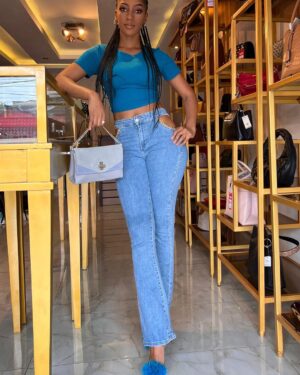 Julia Samantha Edima Instagram - C’est le week-end ! optez pour votre jean 👖 en mode relax en restant  chic  à la fois avec le petit accessoire qu’il vous faut  dans la boutique @kocohlux . 
Sac à main ou montre de marques , Vos articles sont d'origine avec numéro de série d'authentification vérifiable Via le code-barre ! 👌🏾

De quoi vous garantir la qualité 😉

Passez un merveilleux week-end 🥰
:
:

☎️: 657370880/651456566
 
📍Bali pharmacie de la Côte face media plus 

Siteweb: www.kocohlux.com

#lookduweekend #weekend #weekendvibes  #outfit  #myjeans #fashionhandbags #kocohlux