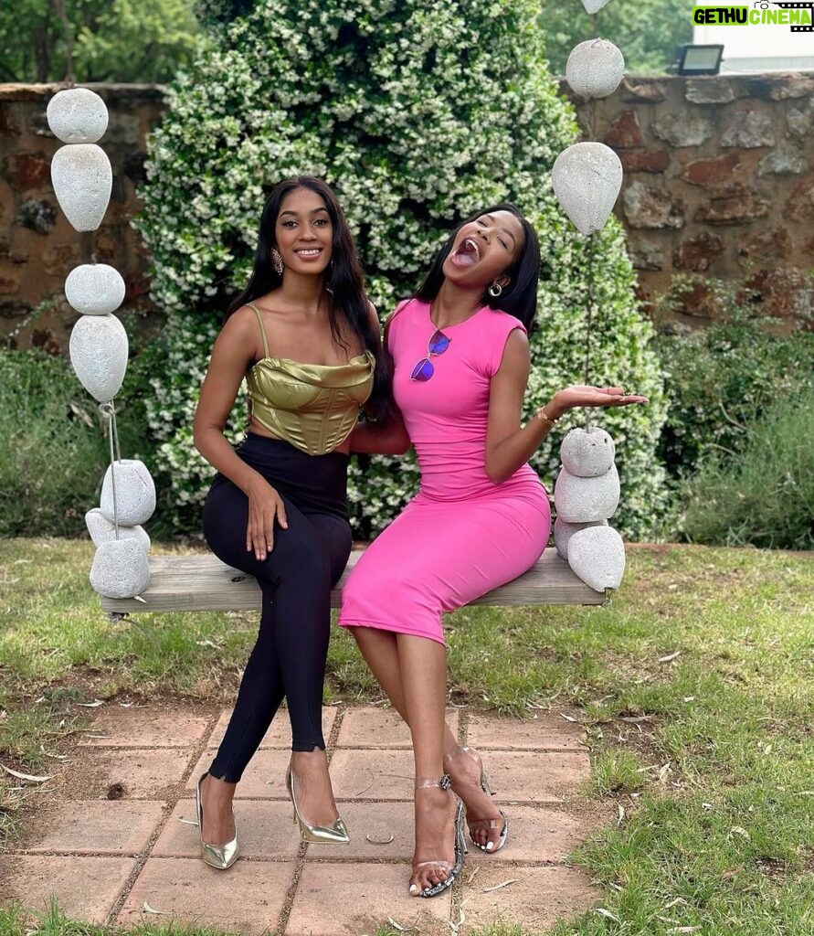 Julia Samantha Edima Instagram - With my lovely miss World’s sister @lesego_chombo ❤️ her energy OMG 🤲🏽😍😍👌🏾 looking forward for @missworldsouthafrica tonight 🇿🇦 South Africa