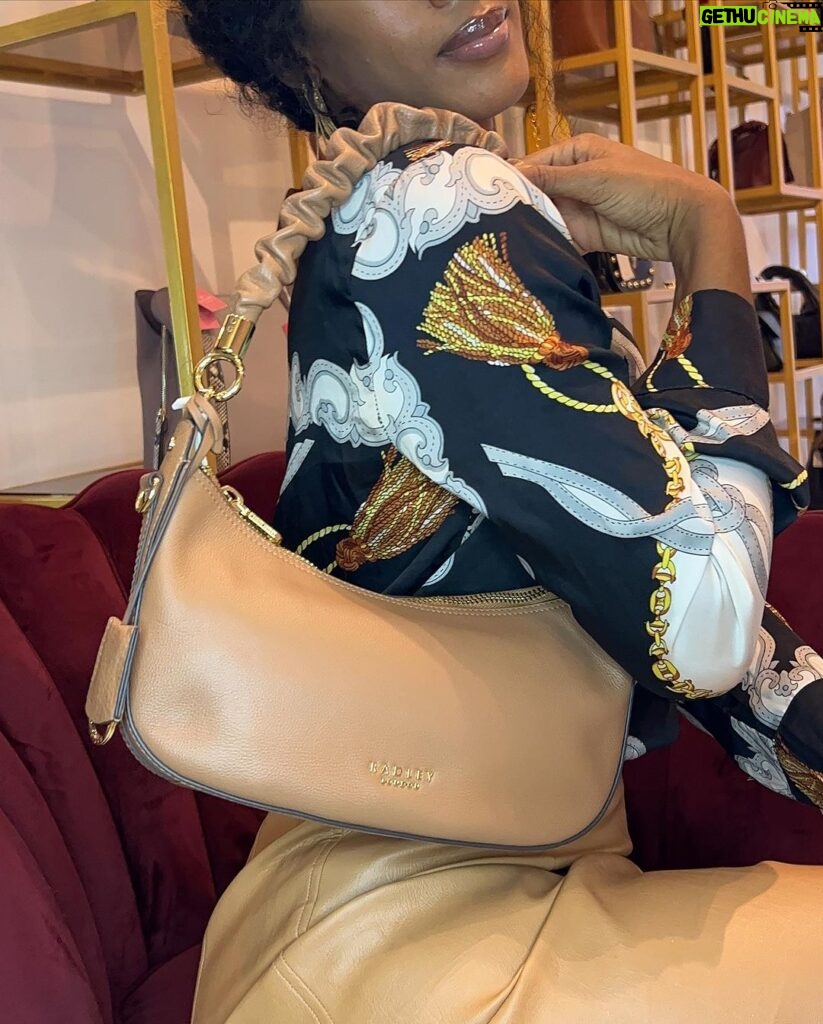 Julia Samantha Edima Instagram - a secret that you always keep in your @kocohlux handbag 👜🤍 #kocohlux #luxuryhandbag KocohLux
