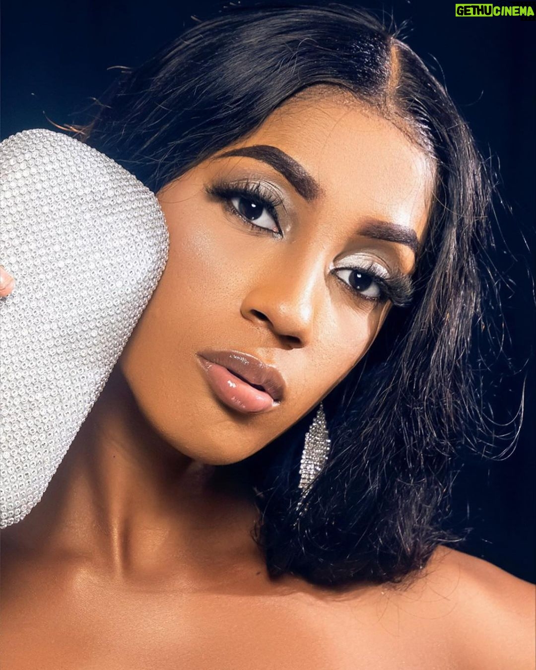 Julia Samantha Edima Instagram - Aussi fidèle qu’un sac à main @kocohlux l’est au charme d’une femme , sois ainsi fidèle à ta valeur … tu es un précieux diamant 💎 : : Vos articles d'origine avec numéro de série d'authentification. vérifiable Via le code-barre uniquement chez kocohlux. Boutique située à Bali pharmacie de la Côte face media plus ( Douala) ☎️657370880/651456566 Siteweb:www.kocohlux.com 📸 : @leo.vouk_shotthis 💄 : Sandyy Glam's Wig : @nourishka_officiel #kocohlux #pochette #slay #femmefatale #femmestyle