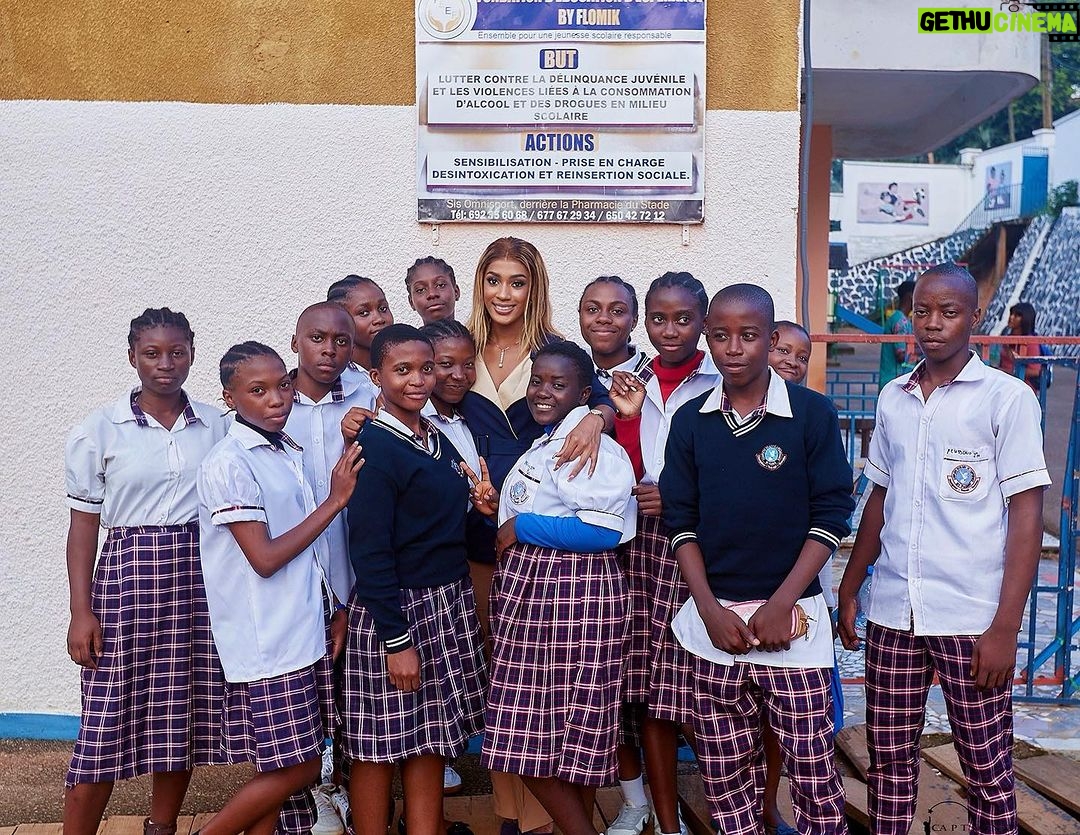 Julia Samantha Edima Instagram - 🟢 WORLD MENTAL HEALTH DAY🟢 Voilà comment a commencé la journée d’hier consacrée à la cause de la santé mentale . J’ai reçu un chaleureux accueil par Les élèves du complexe scolaire de l’Espérance By Flomik à Yaoundé bien avant de rejoindre la salle de conférence . Petite pause photo avant de passer aux choses sérieuses . Je suis particulièrement contente de la collaboration entre @fondationfeef et @juliasamanthafoundation pour œuvrer ensemble en faveur d’une jeunesse épanouie et saine . Cette union est prometteuse d’un ensemble de réalisations sociales au Cameroun et en Afrique en général dans le domaine de la santé de manière générale et la santé mentale en particulier. Dans les prochains post , je vous ferai un résumé du déroulé de cette première conférence « Your Mental your beauty » qui a été d’un grand succès 👌🏾 📸 : @_caption12_ #beautywithapurpose #yourmentalyourbeauty Yaounde, Cameroun