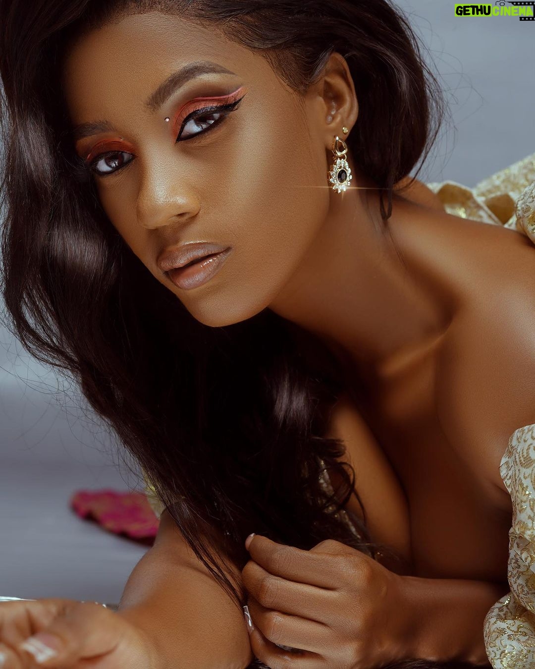 Julia Samantha Edima Instagram - π. o c t o b e r π October Is Breast cancer awareness Month . Supporting the fighters , Admiring the Survivors, Honoring the Takenβ¦ AND NEVER, EVER GIVING UP'HOPE. π πΈ : @fbs_pictures π : @moan_yesus Wig : @nourishka_officiel #newmonth #pinkoctober #breastcancer #breastcancerawareness #yourmentalyourbeauty