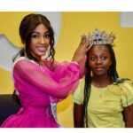 Julia Samantha Edima Instagram - Le Leadership féminin en Afrique par @feminafrica24 exprimé par Moi 🎀 c’était un réel plaisir ! Il n’y a pas de limite à ce que nous pouvons entreprendre dans la vie en tant que femmes , cultiver la confiance en soi est primordial, ainsi que la tolérance et l’esprit de créativité . Merci pour ce bel interview 🎤