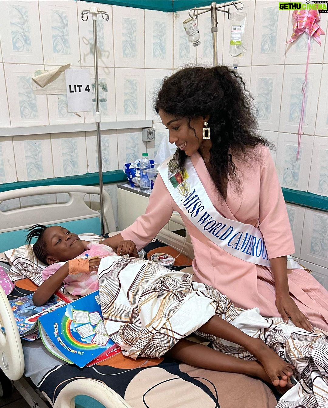 Julia Samantha Edima Instagram - En route pour une visite aux centres de prise en charge, de désintoxication et de réinsertion sociale de l’ONG @fondationfeef ( Fondation d’Éducation d’Espérance by Flomik) j’ai tenu à faire un saut à l’hôpital Générale de Yaoundé par le biais de @michelecare_world Pour rendre visite à des enfants malades , Anaëlle et surtout la petite Princesse qui s’apprête à faire face à une intervention chirurgicale de la mâchoire 😢 Imaginez-vous l’angoisse de sa maman , la peur qui anime de cette petite en ce moment 🥺 Impossible pour moi de ne pas apporter mon aide à la famille pour qu’elle retrouve la santé et puisse reprendre le chemin de l’école . Si vous voulez également vous joindre à moi pour son opération , voici le numéro à contacter :+237 6 99 16 16 71 Hôpital Général