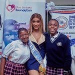 Julia Samantha Edima Instagram - 🟢 WORLD MENTAL HEALTH DAY🟢 Voilà comment a commencé la journée d’hier consacrée à la cause de la santé mentale . J’ai reçu un chaleureux accueil par Les élèves du complexe scolaire de l’Espérance By Flomik à Yaoundé bien avant de rejoindre la salle de conférence . Petite pause photo avant de passer aux choses sérieuses . Je suis particulièrement contente de la collaboration entre @fondationfeef et @juliasamanthafoundation pour œuvrer ensemble en faveur d’une jeunesse épanouie et saine . Cette union est prometteuse d’un ensemble de réalisations sociales au Cameroun et en Afrique en général dans le domaine de la santé de manière générale et la santé mentale en particulier. Dans les prochains post , je vous ferai un résumé du déroulé de cette première conférence «  Your Mental your beauty » qui a été d’un grand succès 👌🏾 📸 : @_caption12_ #beautywithapurpose #yourmentalyourbeauty Yaounde, Cameroun