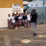 Julia Samantha Edima Instagram - 🟢 WORLD MENTAL HEALTH DAY🟢 Voilà comment a commencé la journée d’hier consacrée à la cause de la santé mentale . J’ai reçu un chaleureux accueil par Les élèves du complexe scolaire de l’Espérance By Flomik à Yaoundé bien avant de rejoindre la salle de conférence . Petite pause photo avant de passer aux choses sérieuses . Je suis particulièrement contente de la collaboration entre @fondationfeef et @juliasamanthafoundation pour œuvrer ensemble en faveur d’une jeunesse épanouie et saine . Cette union est prometteuse d’un ensemble de réalisations sociales au Cameroun et en Afrique en général dans le domaine de la santé de manière générale et la santé mentale en particulier. Dans les prochains post , je vous ferai un résumé du déroulé de cette première conférence «  Your Mental your beauty » qui a été d’un grand succès 👌🏾 📸 : @_caption12_ #beautywithapurpose #yourmentalyourbeauty Yaounde, Cameroun